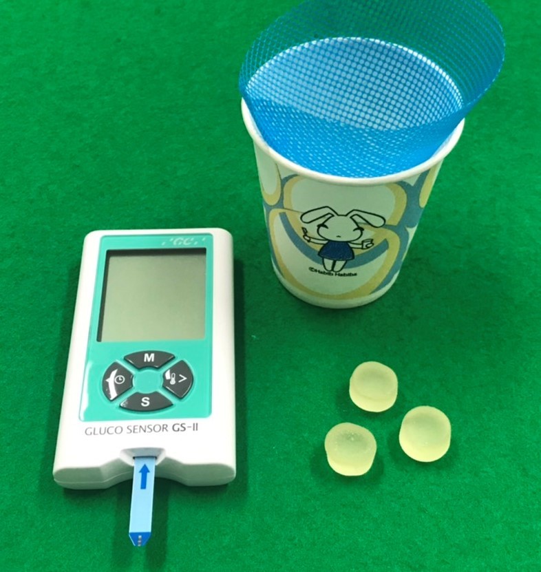 写真３：咀嚼機能検査キット：特殊なグミをかみ砕いて、咀嚼能力（かみ砕く力）を測定します。