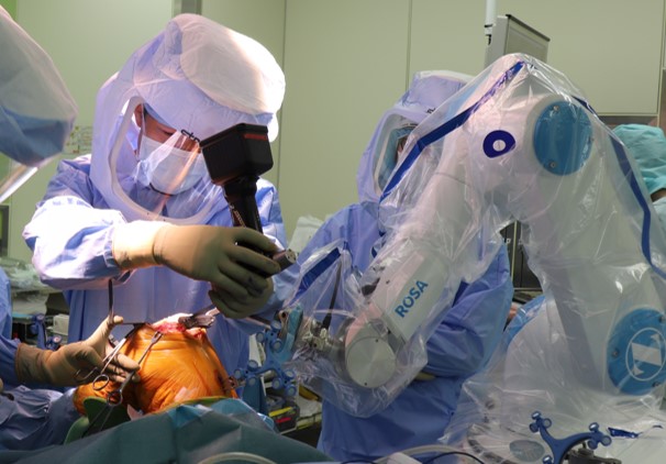 写真４：手術の様子。ロボットが術者の骨切りを支援します。